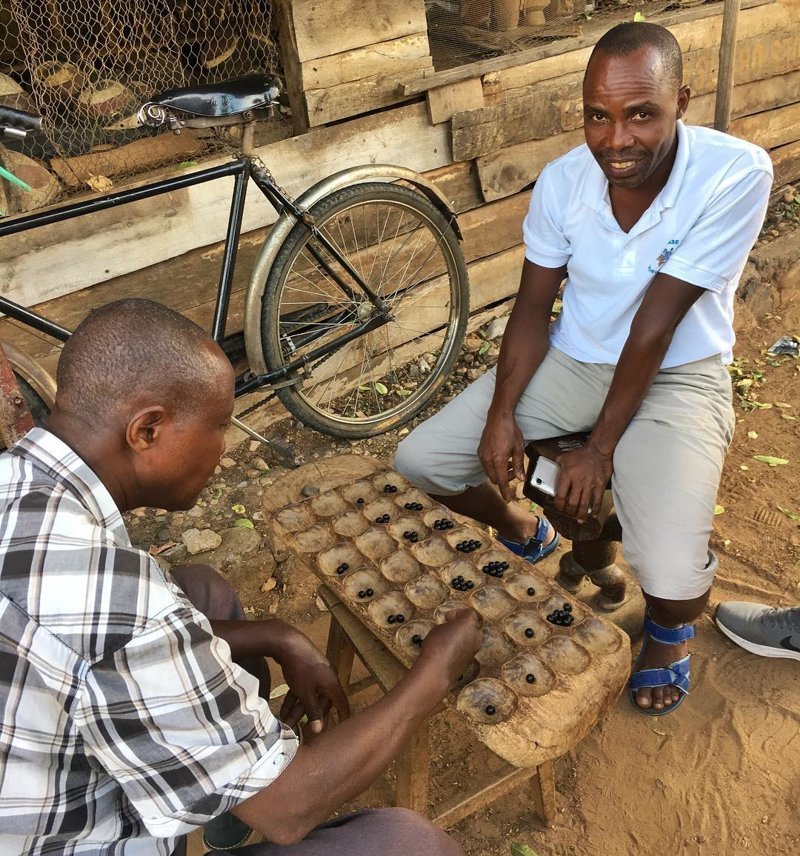 Мужчины играют в Гисоро - традиционную игру в Бурунди Бужумбура, Бурунди, Центральная Африка, африка, бедные страны, города Африки, нищие страны