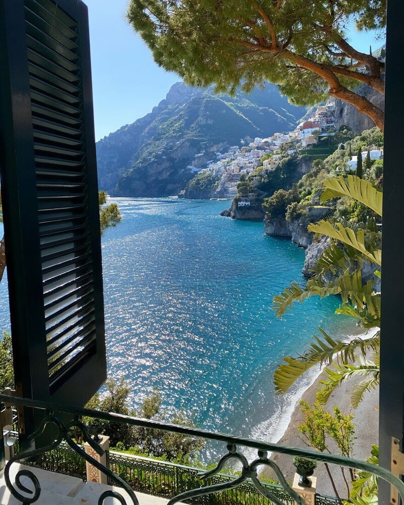 4. Вид из окна в Позитано, деревне на склоне холма на побережье Амальфи, Кампания, Италия