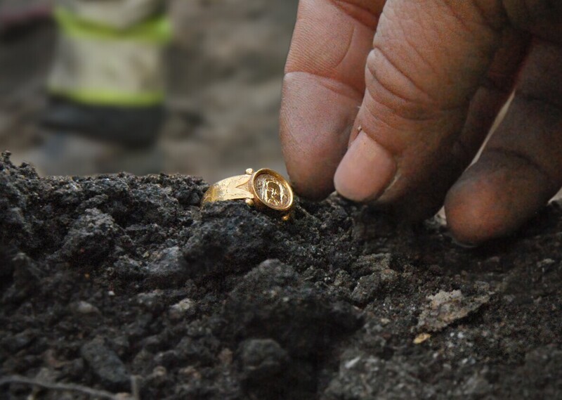 Во время раскопок в  старой части города  археологи обнаружили золотой перстень с ликом Христа