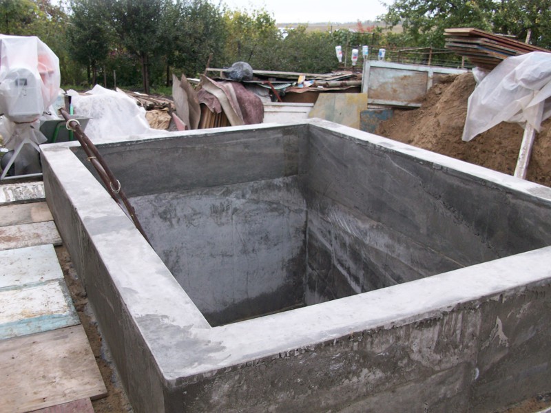 как залить бассейн из бетона своими руками