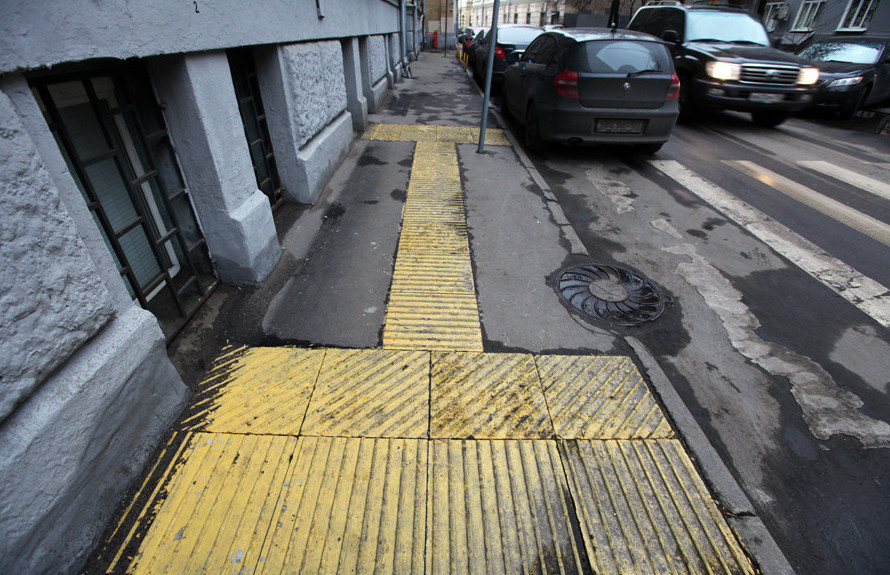 зачем на тротуарах желтые плитки