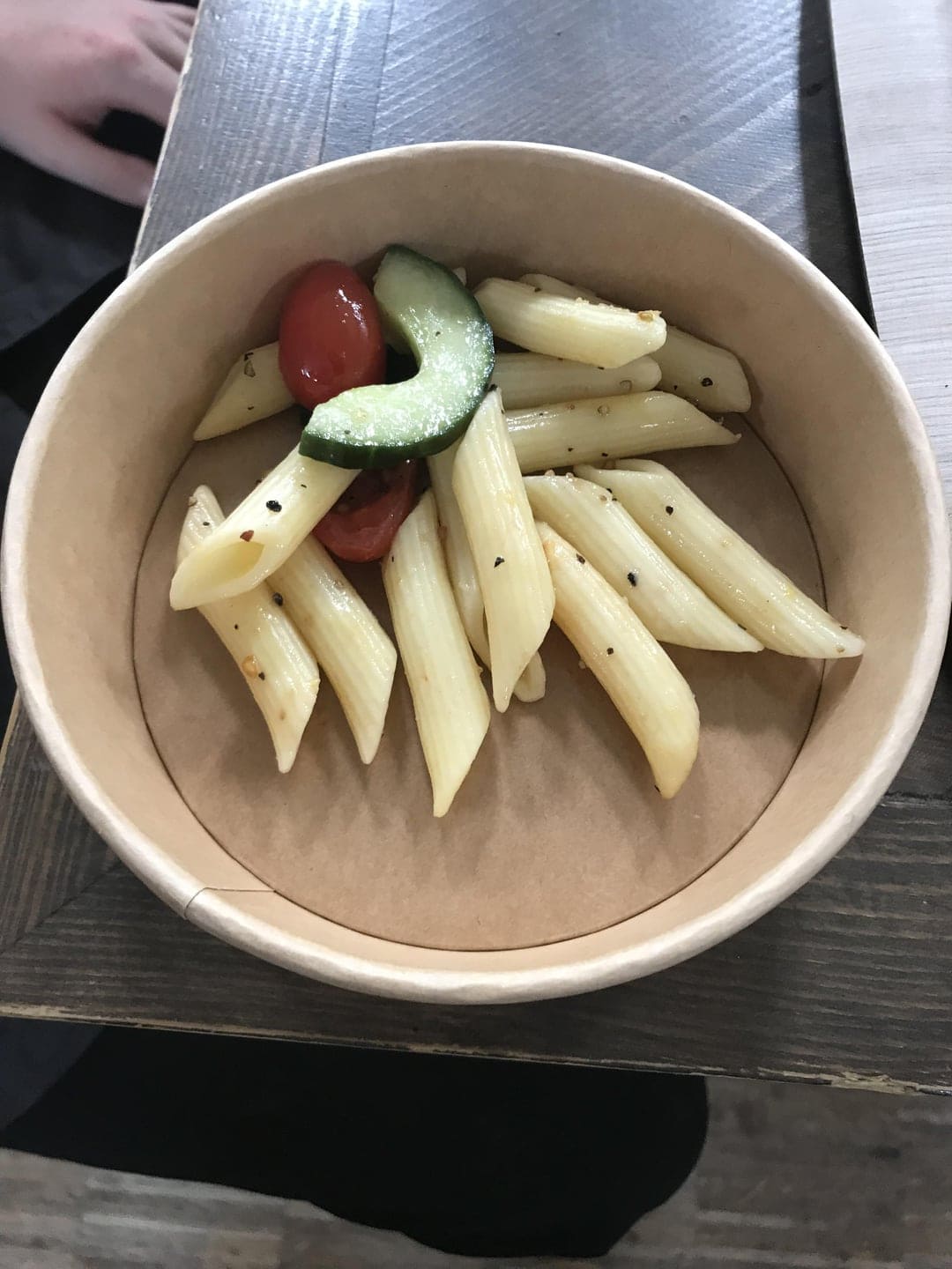 Салат с макаронами за 3 доллара, заказанный в аэропорту