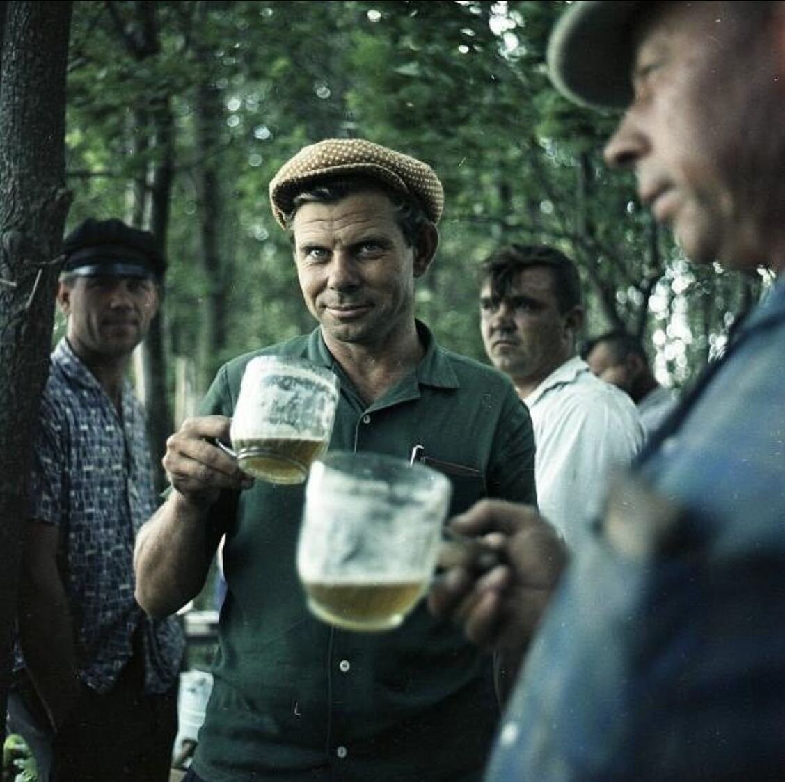 Механизаторы за кружкой пива. 1968 год. Автор: Всеволод Тарасевич.