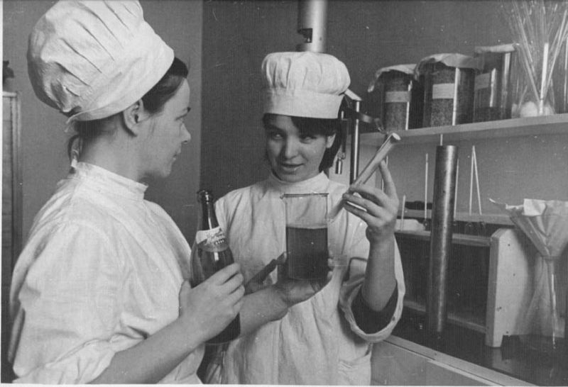 В лаборатории Череповецкого пивзавода. 1968 год. Автор: В. Мясников.