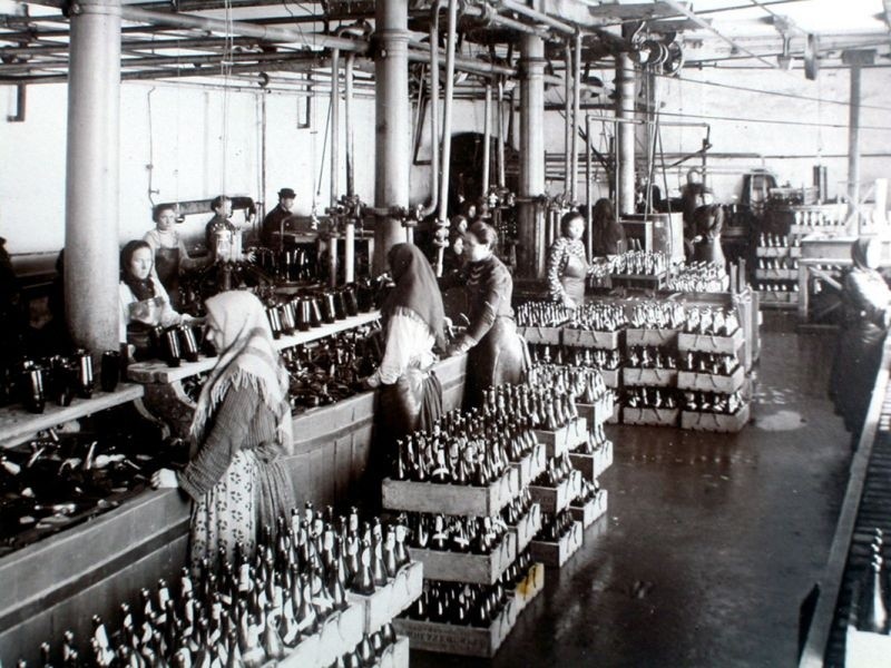 Мойка бутылок и розлив пива. 1895–1904 годы