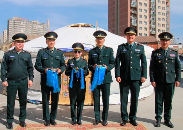 В Монголии новосёлам передали юрты с полной обшивкой